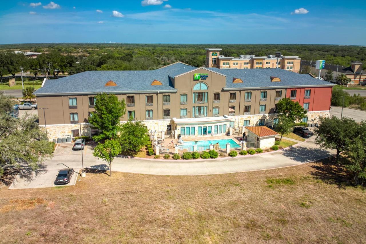 Holiday Inn Express And Suites Beeville By Ihg Buitenkant foto