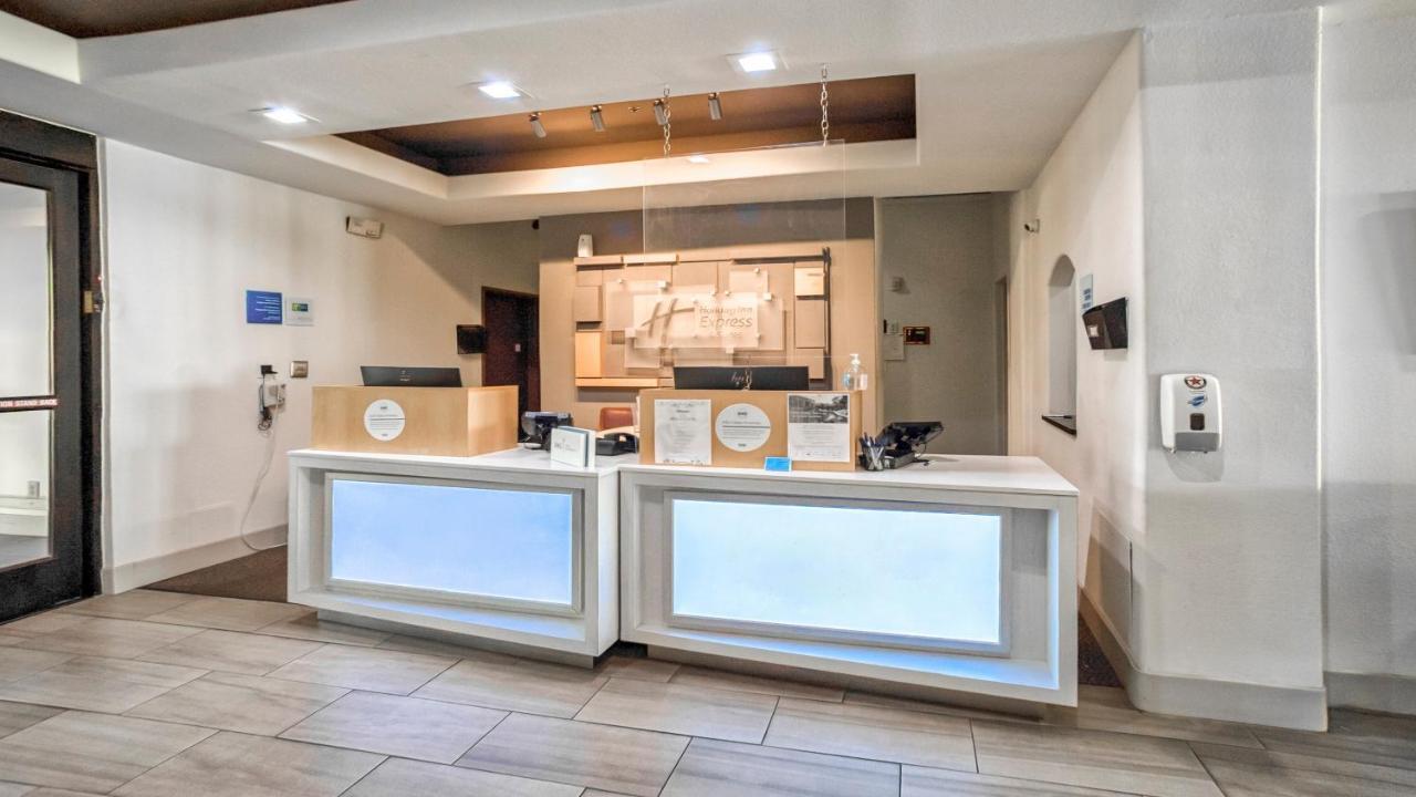 Holiday Inn Express And Suites Beeville By Ihg Buitenkant foto