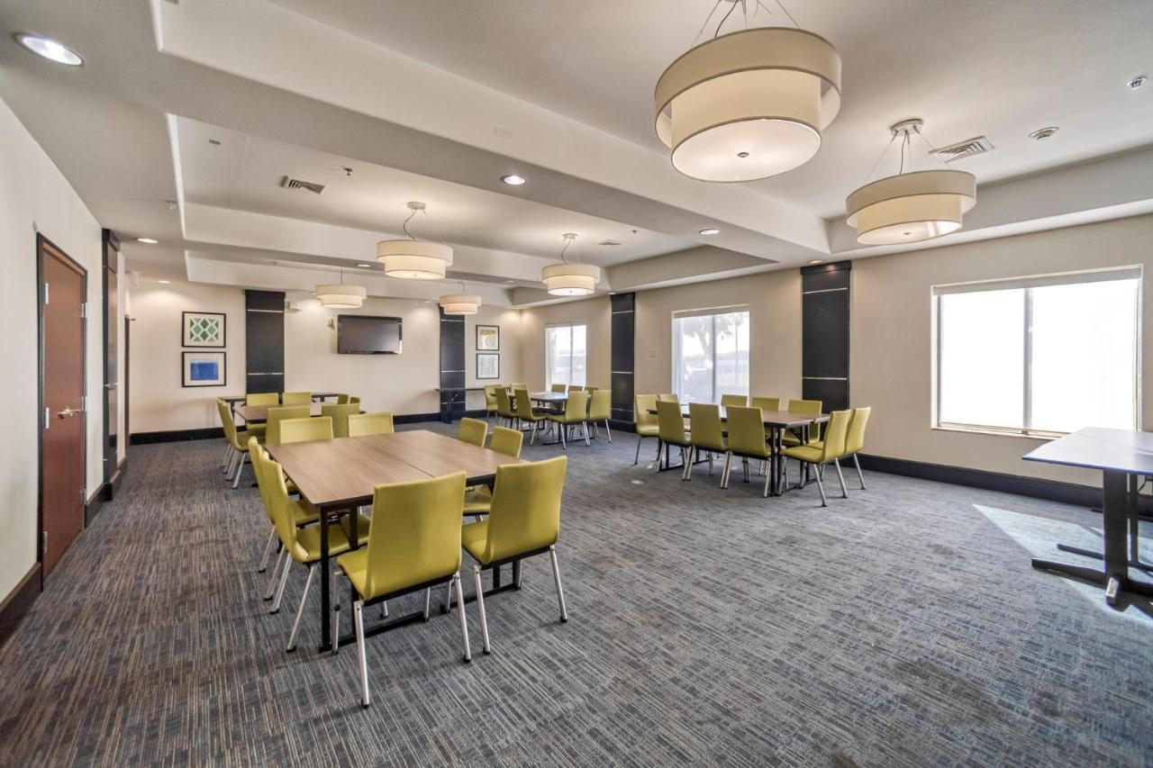 Holiday Inn Express And Suites Beeville By Ihg Buitenkant foto
