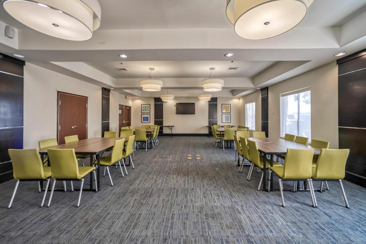 Holiday Inn Express And Suites Beeville By Ihg Buitenkant foto