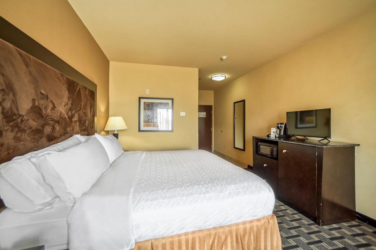 Holiday Inn Express And Suites Beeville By Ihg Buitenkant foto